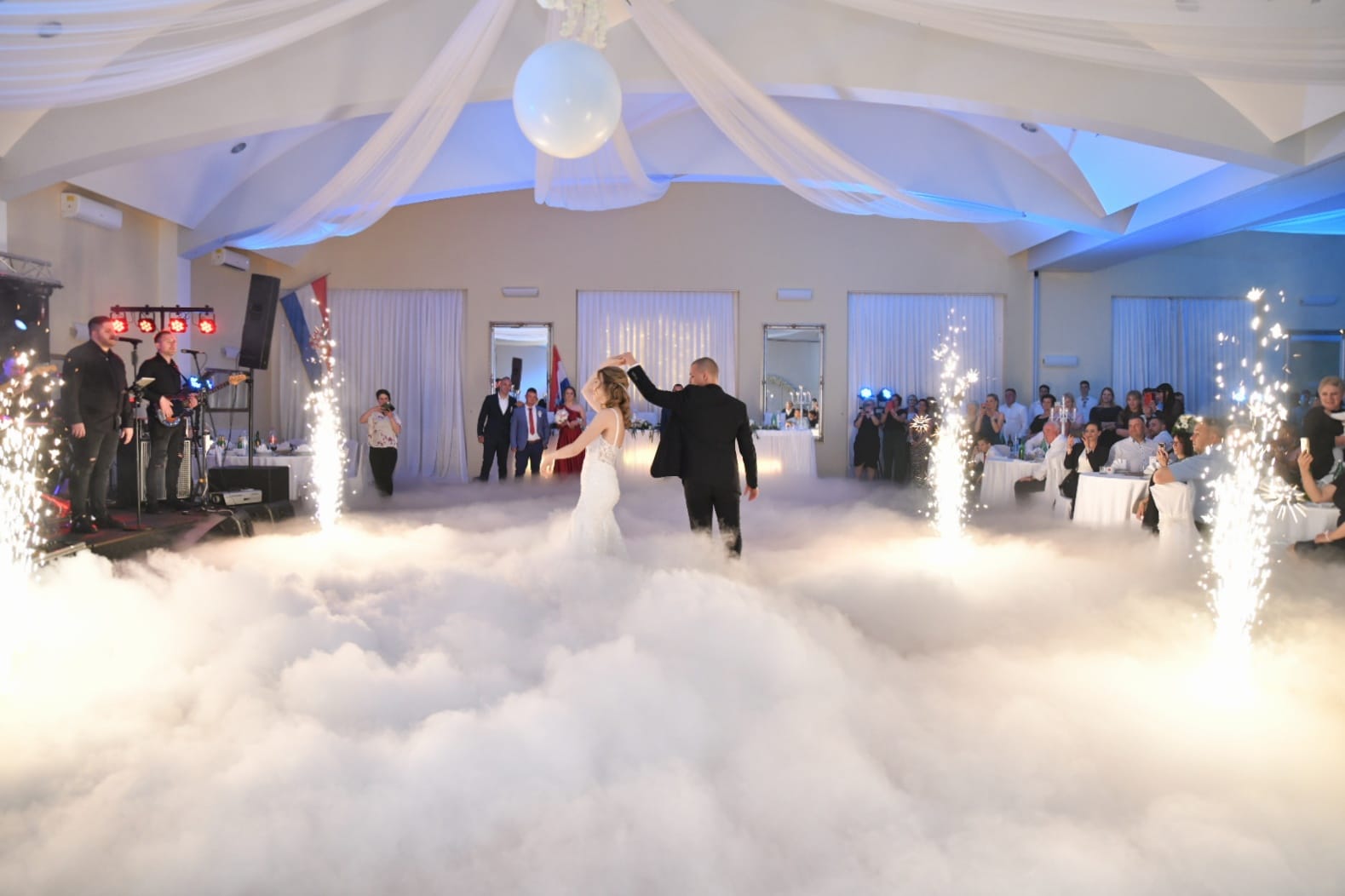 Prvi ples mladenaca s niskom maglom i fontanama iskri - bend za vjenčanja Šarmeri Zagreb